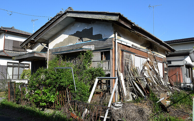 事例①:遠方にある築50年の実家。放置していたら「特定空き家」に指定されそうに…